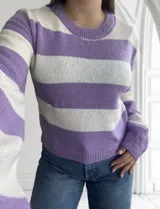Sweater de punto lila con rayas horizontales blancas, de corte clásico y cuello redondo.