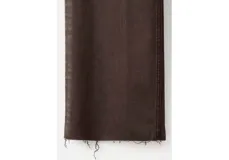 Jeans Sienna de corte recto y tiro medio, en color marrón oscuro, con bolsillos tradicionales y cierre frontal con botón y cremallera.