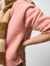 Jersey de punto con cuello redondo y manga larga, con acabado texturizado y remates en canalé en puños y bajo.