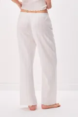 Pantalón de pijama blanco de algodón con textura acanalada, corte holgado y diseño recto.