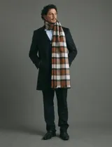 Sobretodo 3/4 de paño, color gris oscuro, con cuello solapa, cierre frontal de botones, manga larga y bolsillos laterales de ribete.