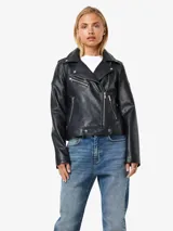 Campera biker negra de cuero sintético con solapas anchas, cierre frontal cruzado, bolsillos con cremallera y detalles metálicos.