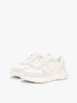 Zapatillas de estilo runner Tommy Jeans Cleated Runner Suede Mix, en color blanco y gris con suela track. Confeccionadas con una combinación de textil, gamuza y material sintético.