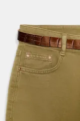 Jeans de tiro alto color azul oscuro, con cinco bolsillos, pernera ancha y nervio marcado en el delantero. Incluye un cinturón fino de cuero sintético marrón con textura de cocodrilo. Cierre frontal con cremallera y botón.