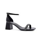 Sandalia de tacón color beige con tira delantera con strass y pulsera al tobillo con hebilla dorada. El taco es cuadrado y mide aproximadamente 6 cm.