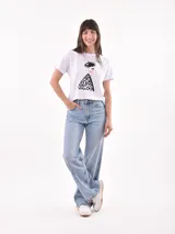 Remera blanca de manga corta y cuello redondo, con estampa frontal ilustrada de una mujer con boina y vestido con patrón animal print.