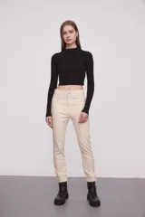 Pantalon de jean de corte recto y tiro medio, en color natural, con ruedo deshilachado.