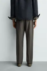 Pantalón regular fit color negro de tejido con viscosa, con cintura elástica ajustable con cordón, bolsillos frontales y traseros.