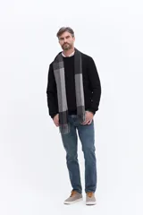 Sweater de cuello redondo con textura de tejido marcado, manga larga y puños acanalados.