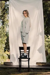 Bermuda de rústico liviano color marrón chocolate, con corte holgado y estampa sutil en el frente.