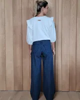 Pantalón de jean estilo wide leg con costuras verticales frontales, tiro alto y bolsillos laterales.