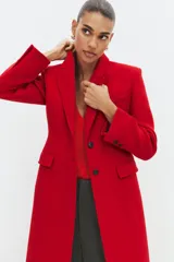 Abrigo entallado de Zara Woman Collection confeccionado en mezcla de lana, con cuello de solapa, manga larga con hombreras, falsos bolsillos de solapa y cierre frontal con botones.