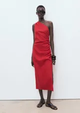 Vestido midi de diseño recto y cuello asimétrico de un solo hombro, color rojo, confeccionado en mezcla de lino y lyocell. Cuenta con detalle de fruncido en el lateral y una abertura lateral en el bajo.