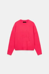 Jersey de punto de color fucsia intenso, con cuello redondo y manga larga. Presenta acabados acanalados (rib) en puños, cuello y bajo.