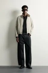 Cazadora cropped fit para hombre con estampado a cuadros, cuello subido, cierre frontal con cremallera y bolsillos con solapa en la cadera.