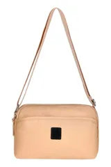 Morral Ecko de diseño rectangular, color beige, con correa larga ajustable, bolsillos frontales con cierre y parche con logo de la marca.