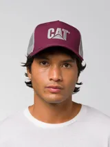 Gorro trucker Caterpillar color bordó con parte trasera de red gris, visera curvada y logo bordado en relieve en el frente.