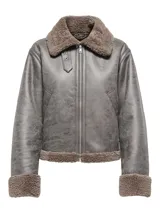 Chaqueta de efecto cuero color gris con forro, cuello y puños de corderito sintético marrón. Cuenta con cierre frontal y bolsillos laterales.