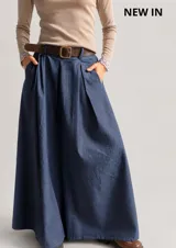 Pantalón tipo palazzo de denim liviano, con diseño amplio y fluido, cintura con pasacintos y pinzas frontales.