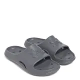 Sandalias de hombre Under Armour Slide color gris, de una sola pieza con tira ancha que incluye el logo en relieve y perforaciones para ventilación.