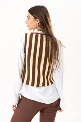 Chaleco tejido a rayas verticales color chocolate y amarillo, con escote en V y cierre con ganchitos.