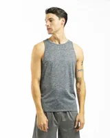 Musculosa deportiva gris con tejido texturizado y corte clásico.