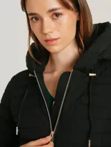 Campera acolchada de corte entallado, con capucha ajustable mediante cordones, cierre frontal de cremallera y bolsillos laterales con cierre. Presenta un diseño de líneas horizontales y detalles metálicos distintivos de la marca.
