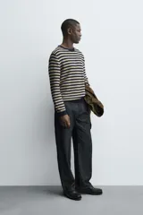 Jersey de punto con diseño de rayas horizontales en azul marino y beige, de corte regular fit. Presenta cuello redondo, manga larga y acabados en rib en cuello, puños y cintura. Confeccionado en tejido de algodón.