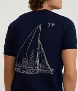 Remera azul marino de viscosa con cuello redondo y mangas cortas. Presenta un bordado con motivos marineros en el frente. Corte regular.