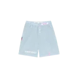 Bermuda estilo boxer de rayas verticales verdes y blancas, con cintura elástica, cierre frontal con botones y el logo impreso en la pierna izquierda.