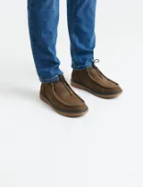 Zapato tipo botineta Freeway de gamuza color marrón, con cordones, costuras reforzadas en la puntera y suela de goma texturizada.