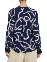 Blusa vaporosa Tommy Hilfiger de color azul marino con estampado integral de cuerdas blancas de estilo marinero. Presenta cuello en V con cordones para anudar, mangas largas con puños abotonados y corte regular.