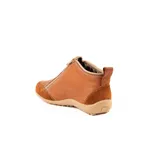 Zapato bajo de cuero color beige con refuerzos en gamuza en la puntera y el talón. Cuenta con doble cierre lateral diagonal, presilla trasera y suela de goma con relieve.