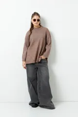 Polera marrón de tejido de punto con cuello alto y corte oversized.