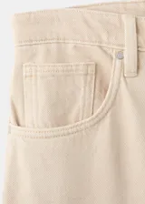 Jeans de algodón estilo vaquero, diseño balloon de tiro medio con perneras amplias y dobladillo vuelto en los bajos. Cuenta con trabillas, cinco bolsillos tradicionales y cierre frontal con cremallera y botón.