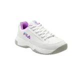 Championes Fila modelo Grand Prix, color blanco con detalles en violeta y turquesa. Presentan un diseño de tenis con suela de goma gris y logo de la marca bordado en el lateral.