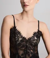 Camisón corto de color negro con busto confeccionado en encaje y cuerpo de malla. Presenta breteles finos ajustables y un diseño sin copa.
