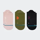 Pack de tres pares de medias deportivas tobilleras con tecnología FEEL360™ y refuerzo Infiknit™. Incluye un par rosa pálido, un par verde oliva con logo naranja y un par negro con logo morado.