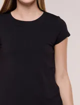 Remera básica blanca de manga corta, con calce al cuerpo, cuello redondo y frente forrado en doble tela.