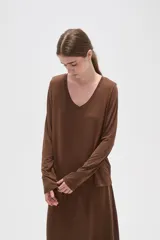Remera de manga larga confeccionada en viscosa, con cuello en V y diseño holgado.