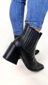 Botas tejanas de cuero negro, con taco cuadrado de 8 cm y elástico lateral.