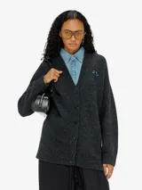 Cardigan Diesel M-Areela de punto grueso color gris, con calce relajado, escote en V, cierre frontal con botones y hombros caídos. Cuenta con detalle bordado del logo Oval D en el pecho.