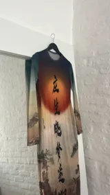 Vestido midi ajustado de microtul con estampado de paisaje oriental y letras chinas.