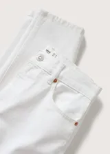 Jeans estilo mom-fit de tiro alto, confeccionados en tejido de algodón. Presentan diseño de cinco bolsillos, trabillas para cinturón y cierre frontal con cremallera y botón.
