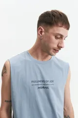 Musculosa blanca de algodón con corte oversize y estampado de flores en tonos celeste y negro.