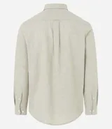 Camisa masculina de corte comfort, confeccionada en una mezcla de lino y algodón. Presenta cuello inglés, manga larga y cierre frontal abotonado.