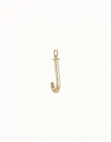 Charm unisex bañado en plata, con forma de la letra 'J' estilizada, inspirado en el diseño de clavo.