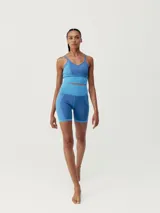 Short biker gris con tecnología 3D, tejido Fit_Tech y diseño de punto canalé en dos tonos. Presenta cinturilla alta y un diseño compacto y ligero.