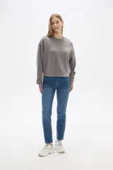 Buzo gris de corte ancho y cuello redondo.