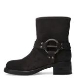 Botas cortas de cuero negro con taco cuadrado bajo, detalle de hebilla lateral y argolla metálica decorativa.